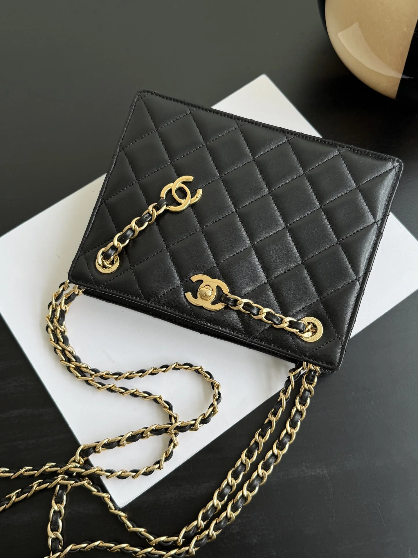 Винтажная квадратная вечерняя сумка Chanel из 24-каратного золота - черная.