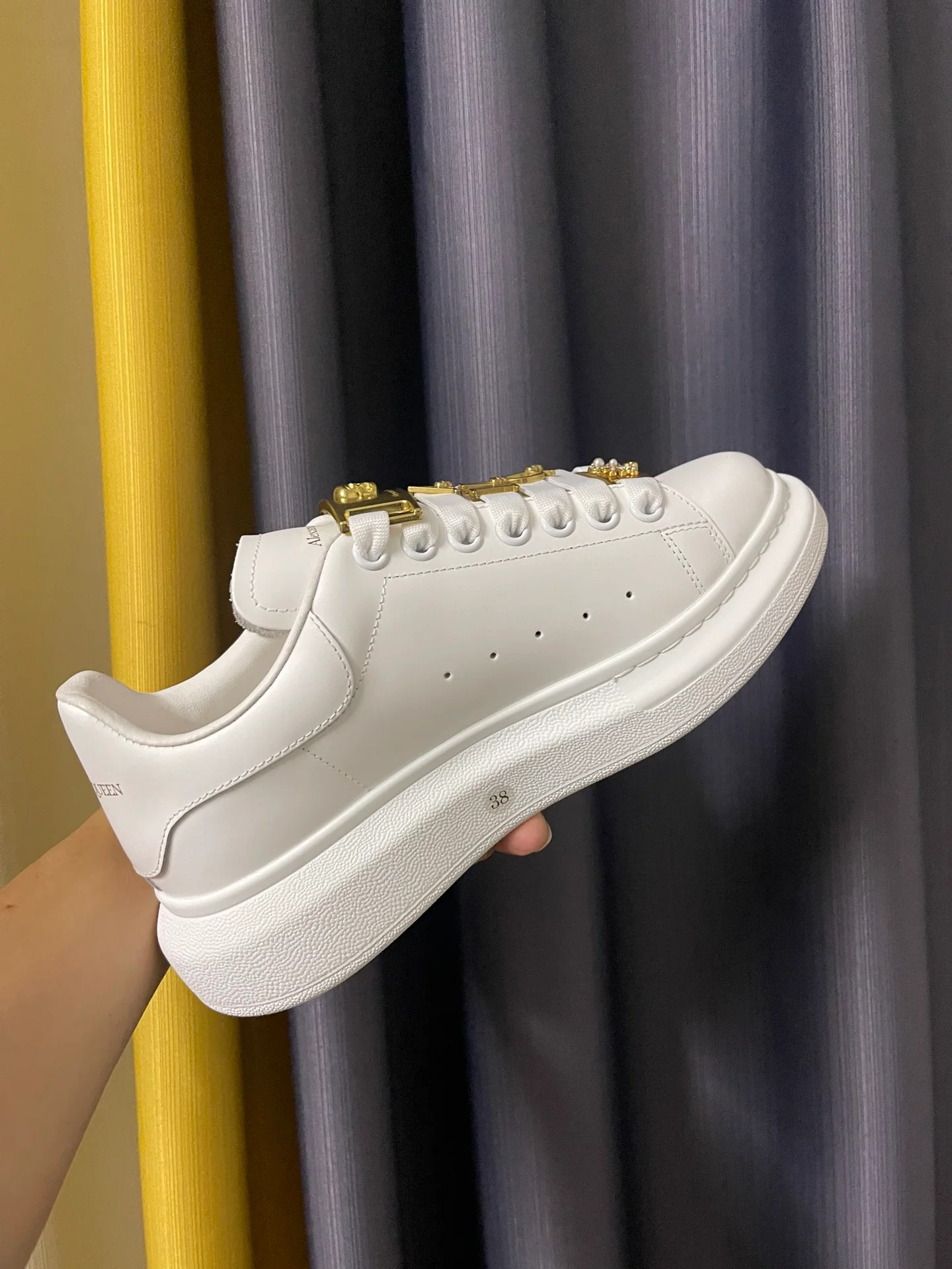 Классические белые кроссовки McQueen - унисекс - полностью из белой кожи с металлической пряжкой