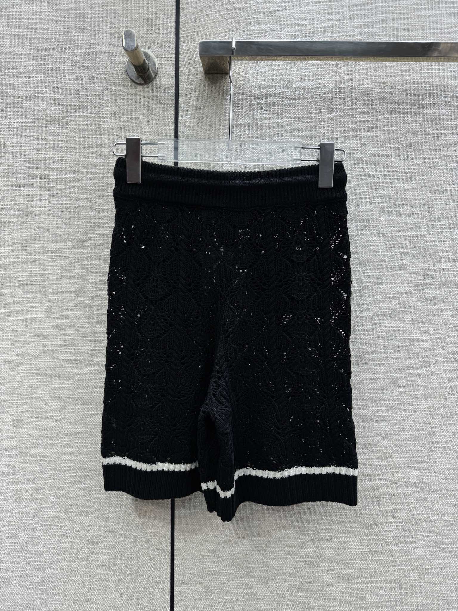 Chanel 2403 - Трикотажные шорты с ажурным узором - Черные