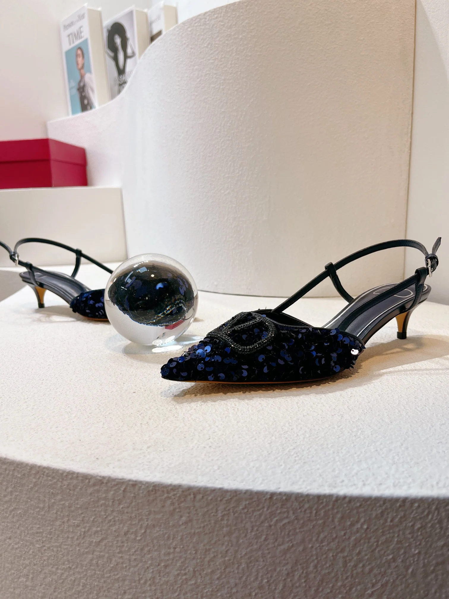 Новинка с официального сайта Valentino 2023 — глянцевые босоножки на низком каблуке с острым носком — 4 см — синие