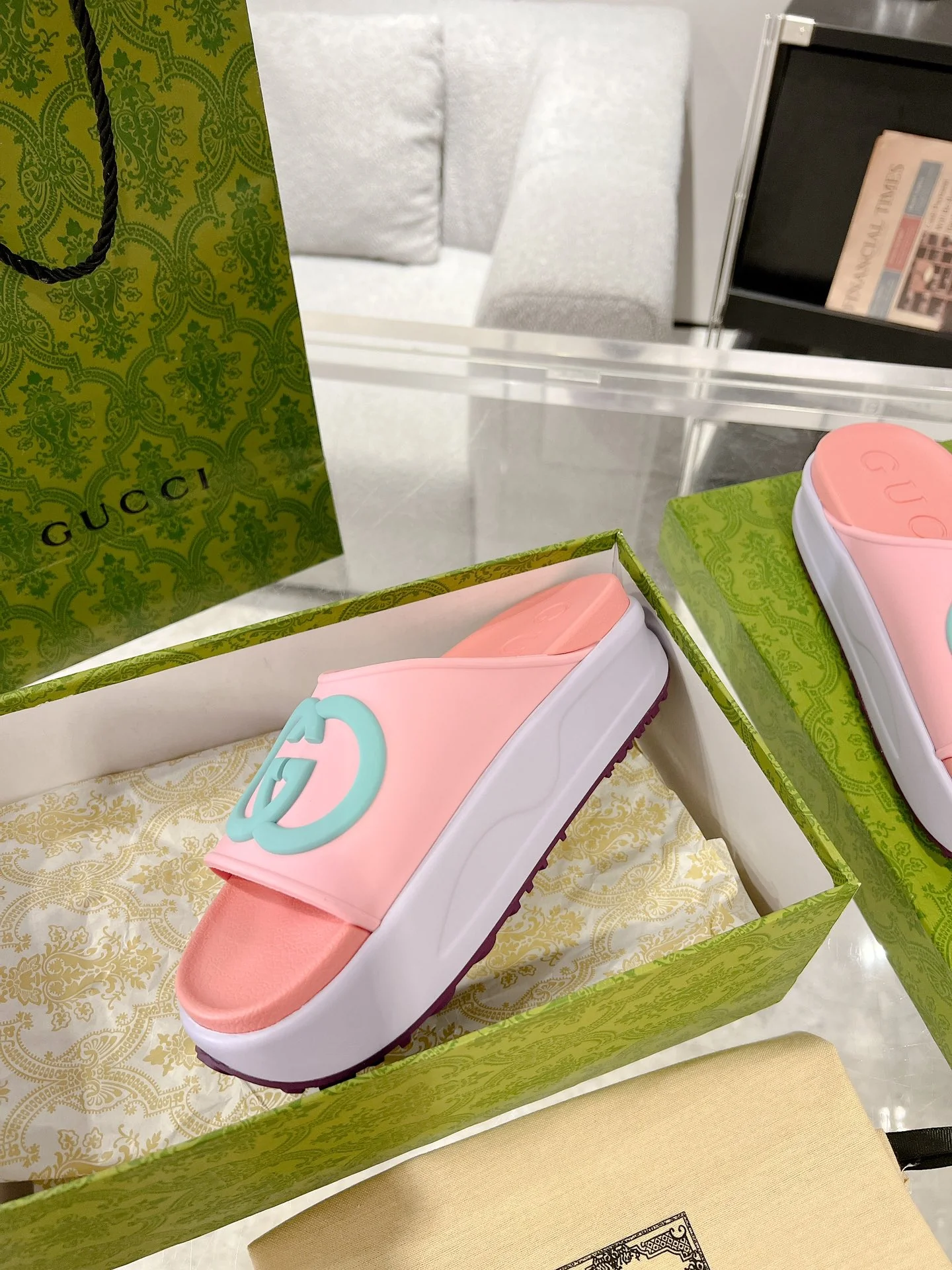 Новинка сезона весна/лето 2023 от Gucci - Пляжные сандалии на платформе - Унисекс - Розовые