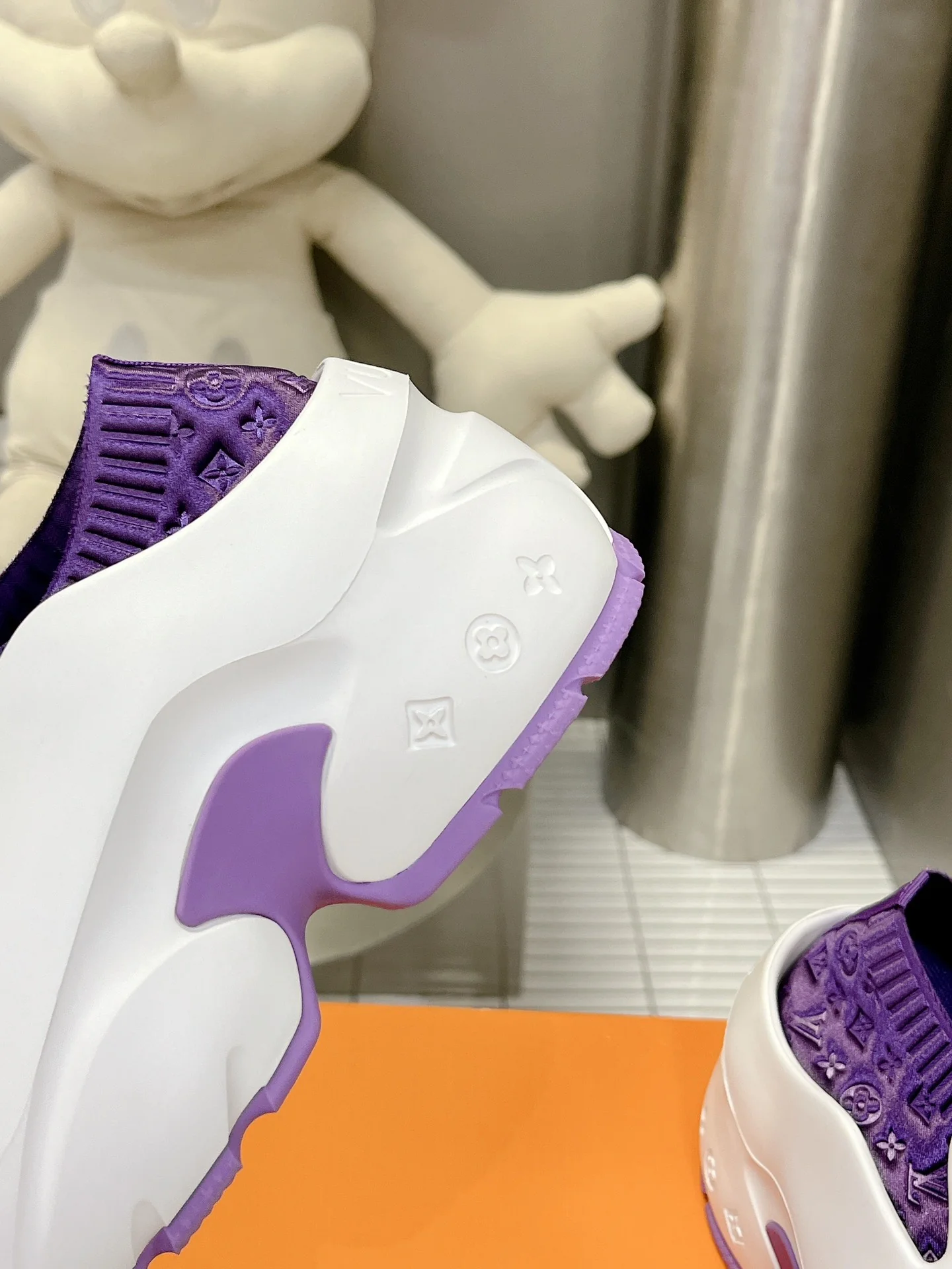 Обувь с показа мод LV 2023 - Crocs в форме акулы - бело-фиолетовая