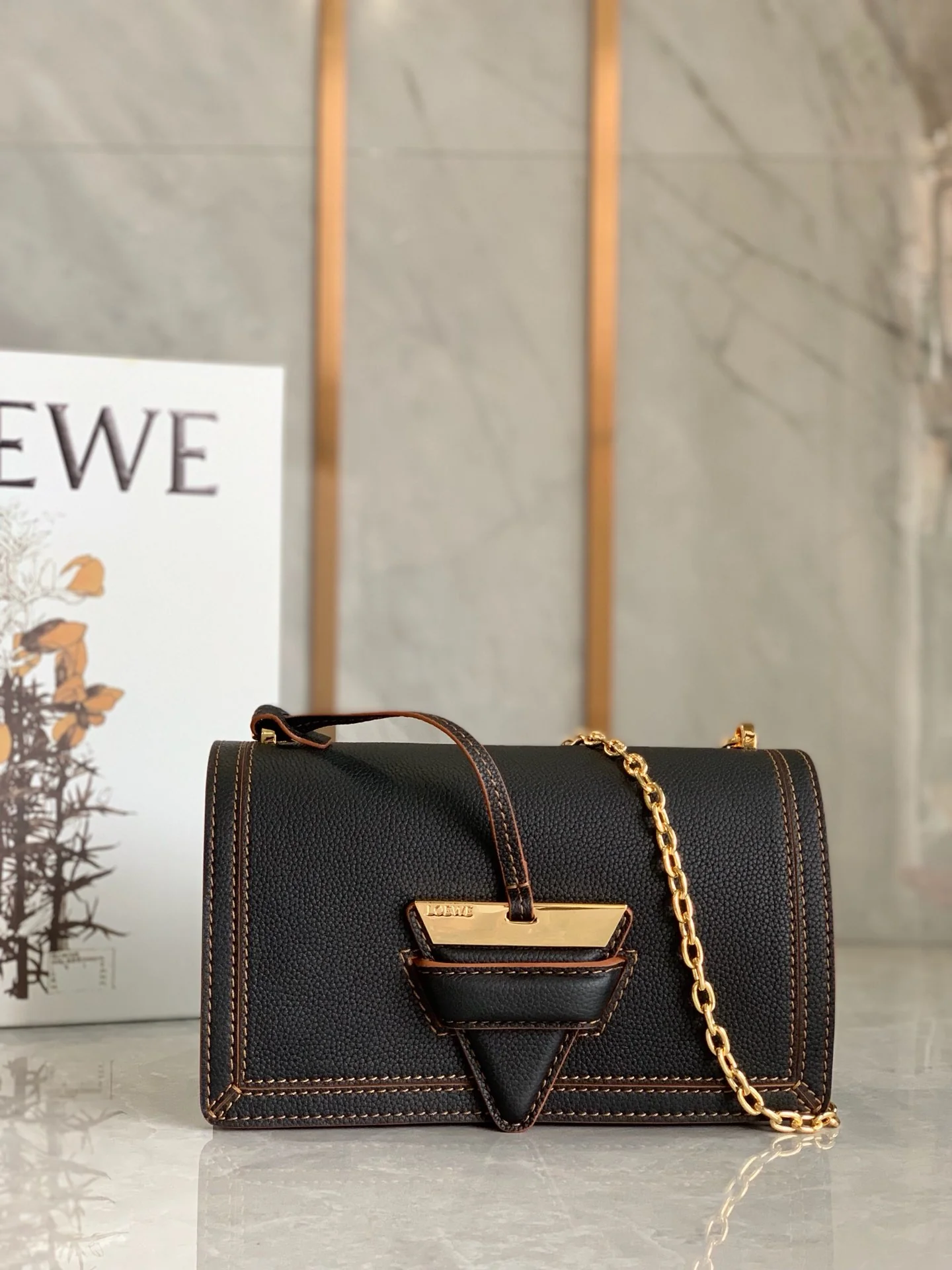 Треугольная сумка Loewe - мягкая зернистая телячья кожа - 1 шт.