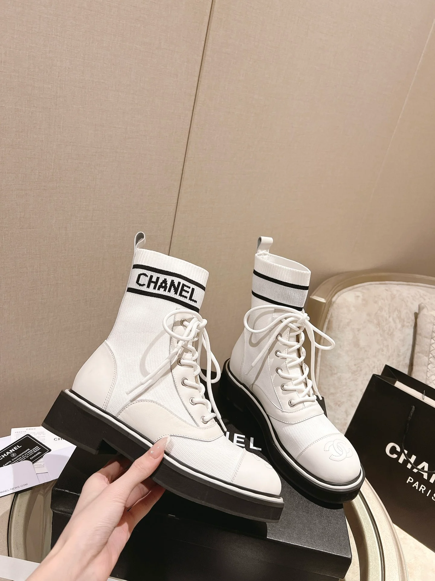 Белые лоферы унисекс в стиле показа Chanel в Париже.