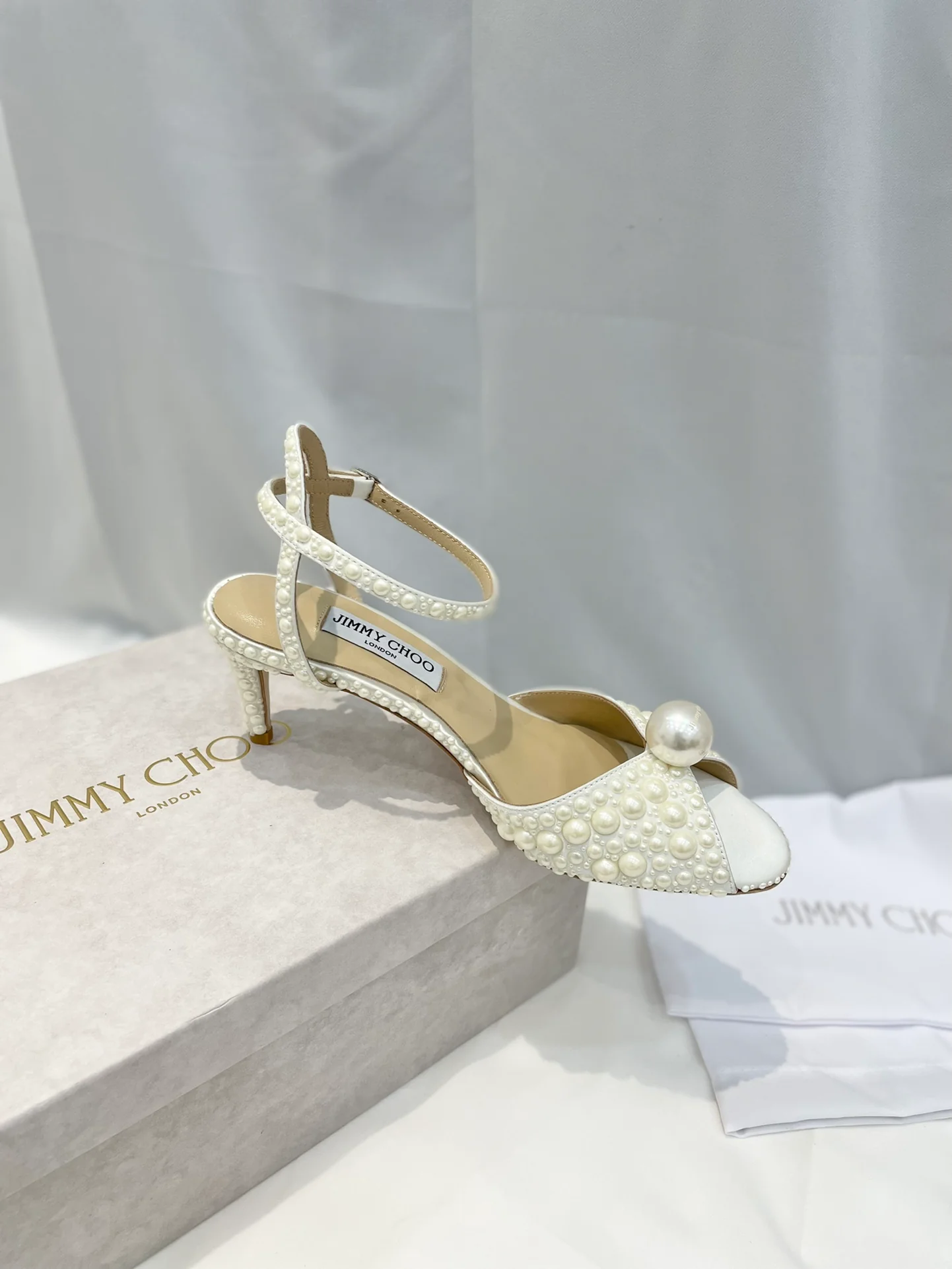 Сандалии на низком каблуке Jimmy Retro Pearl Series - белые.
