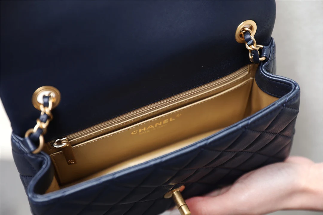 Сумка Chanel Golden Ball Flap Bag 2020 года - 20 см