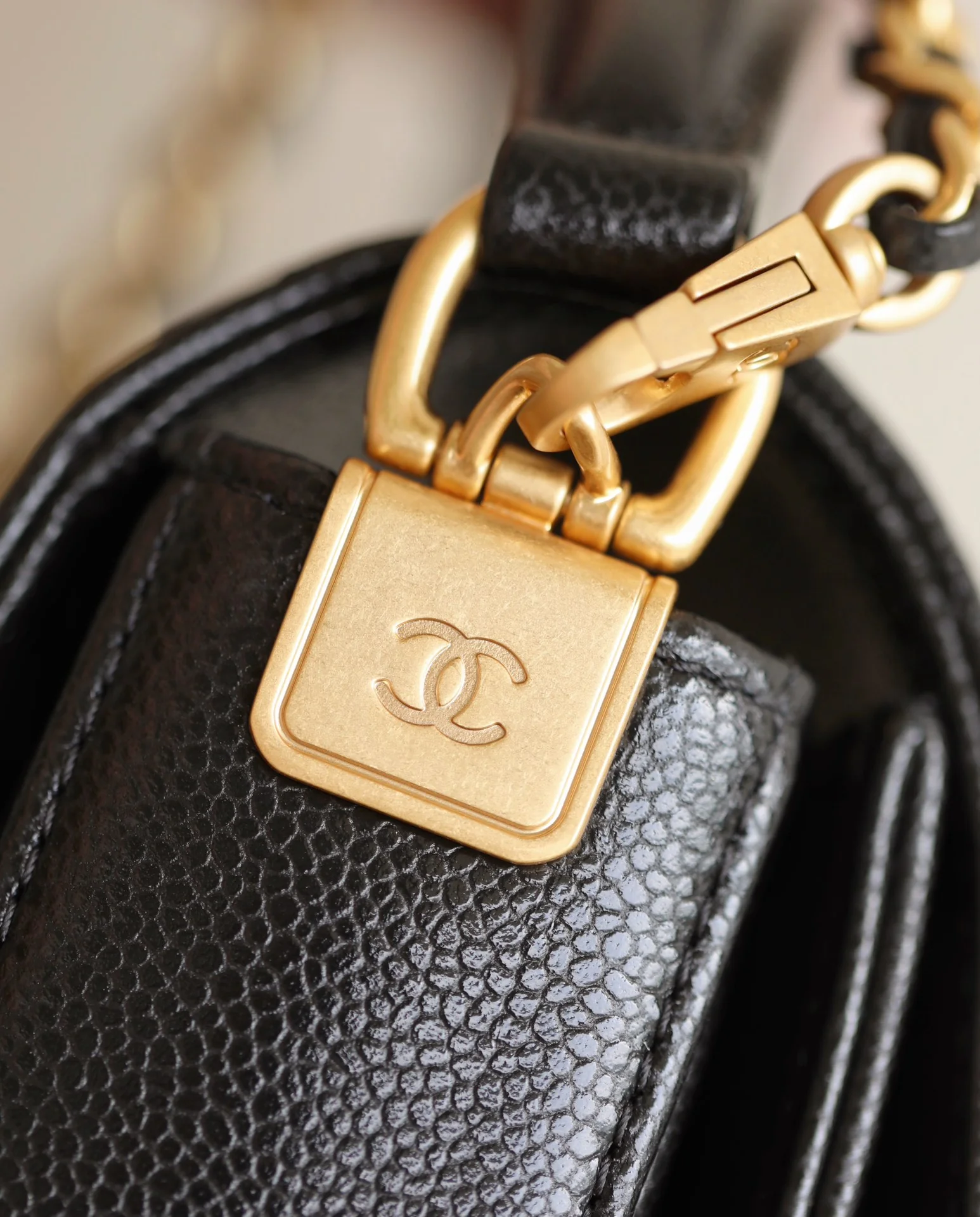 Мини-сумочка Chanel с клапаном и ручкой - черная