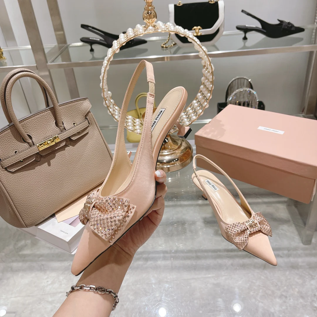 Новинка Miu Miu 2022 года - Туфли на низком каблуке с острым носком - Абрикосовый цвет