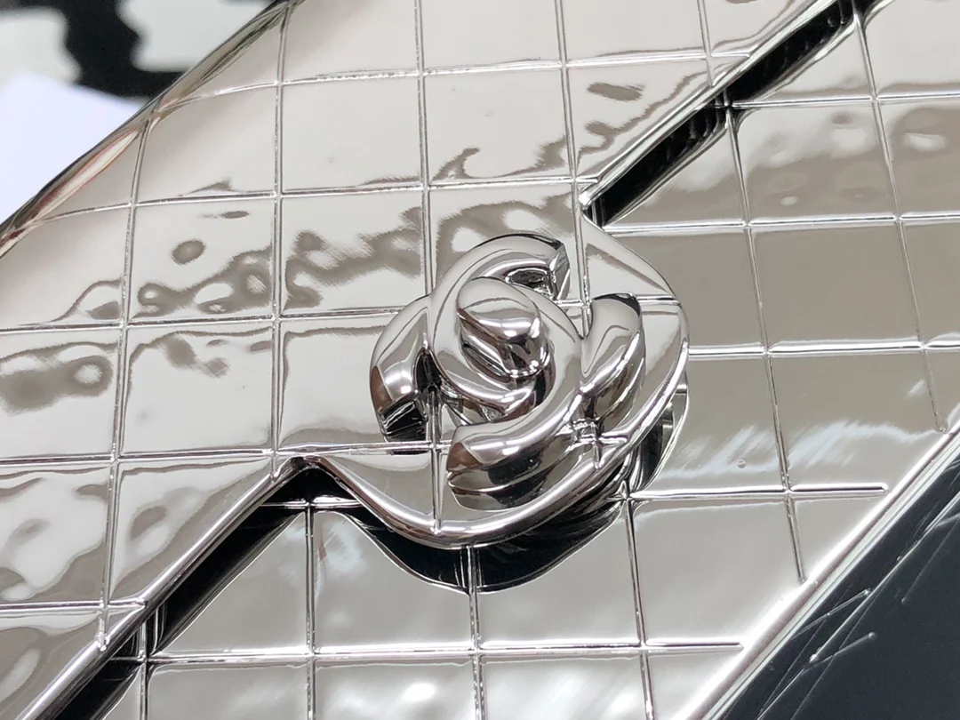 Лимитированная коллекция Chanel весна/лето 2022 - Сумка с клапаном - Металлическая сумка
