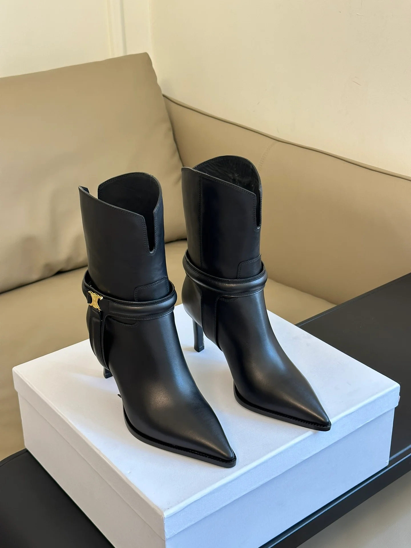 Новинка сезона осень/зима 2023 от Celine - Ботильоны на шпильке - Черные