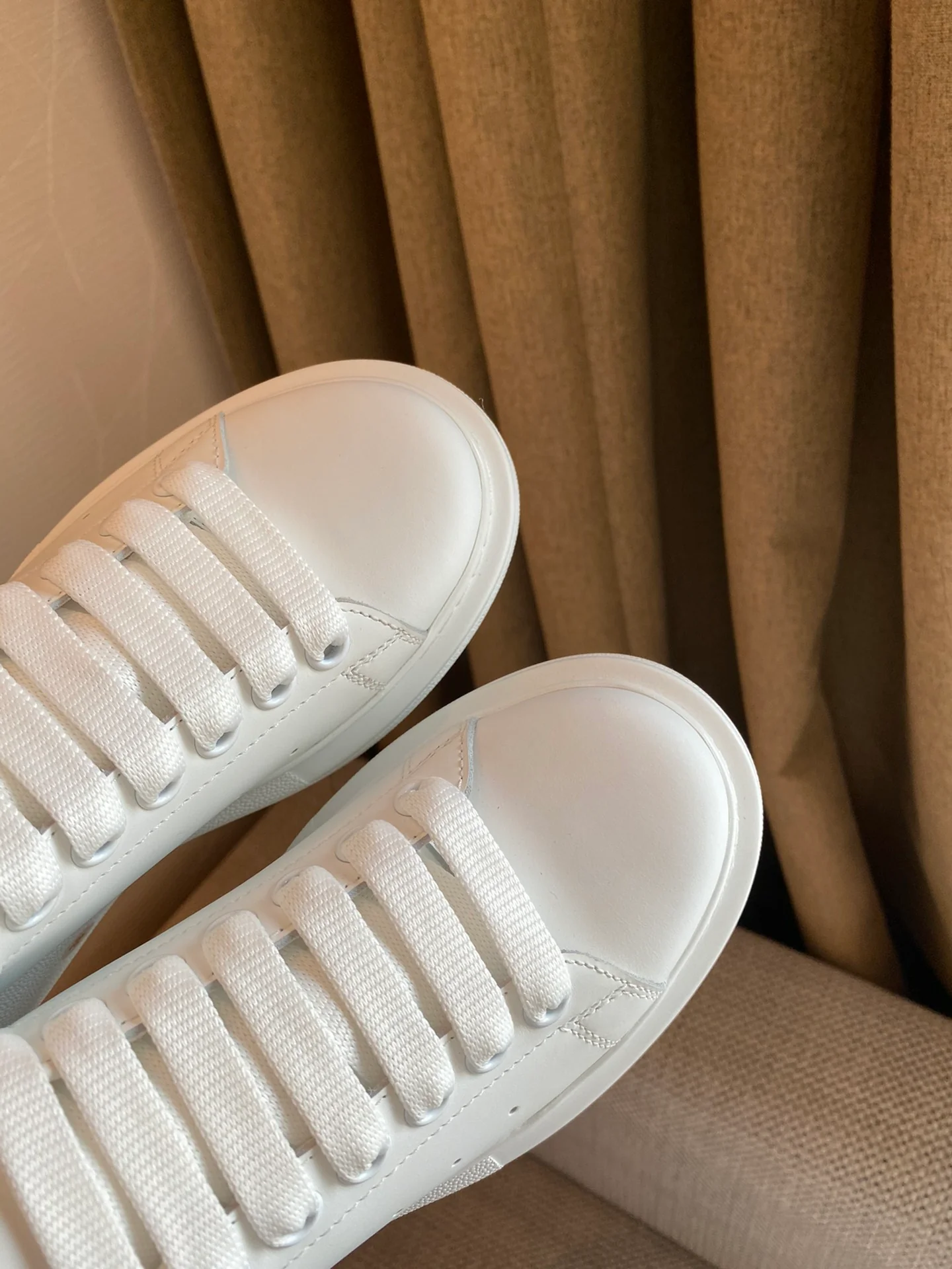 Классические белые кроссовки McQueen - на каблуке-резинке - синие