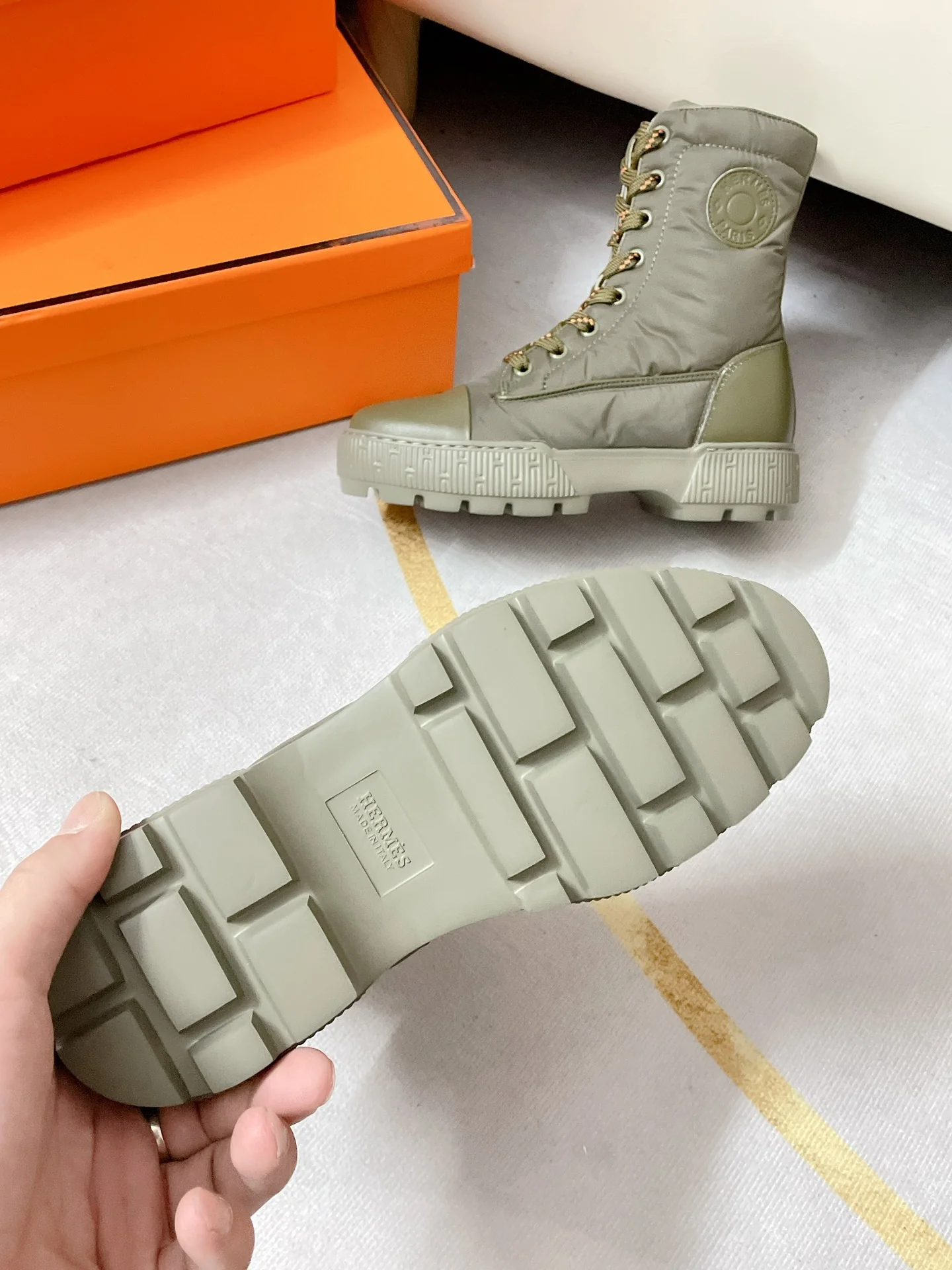 Новинка сезона осень/зима 2022 от Hermes — высокие кожаные сапоги.