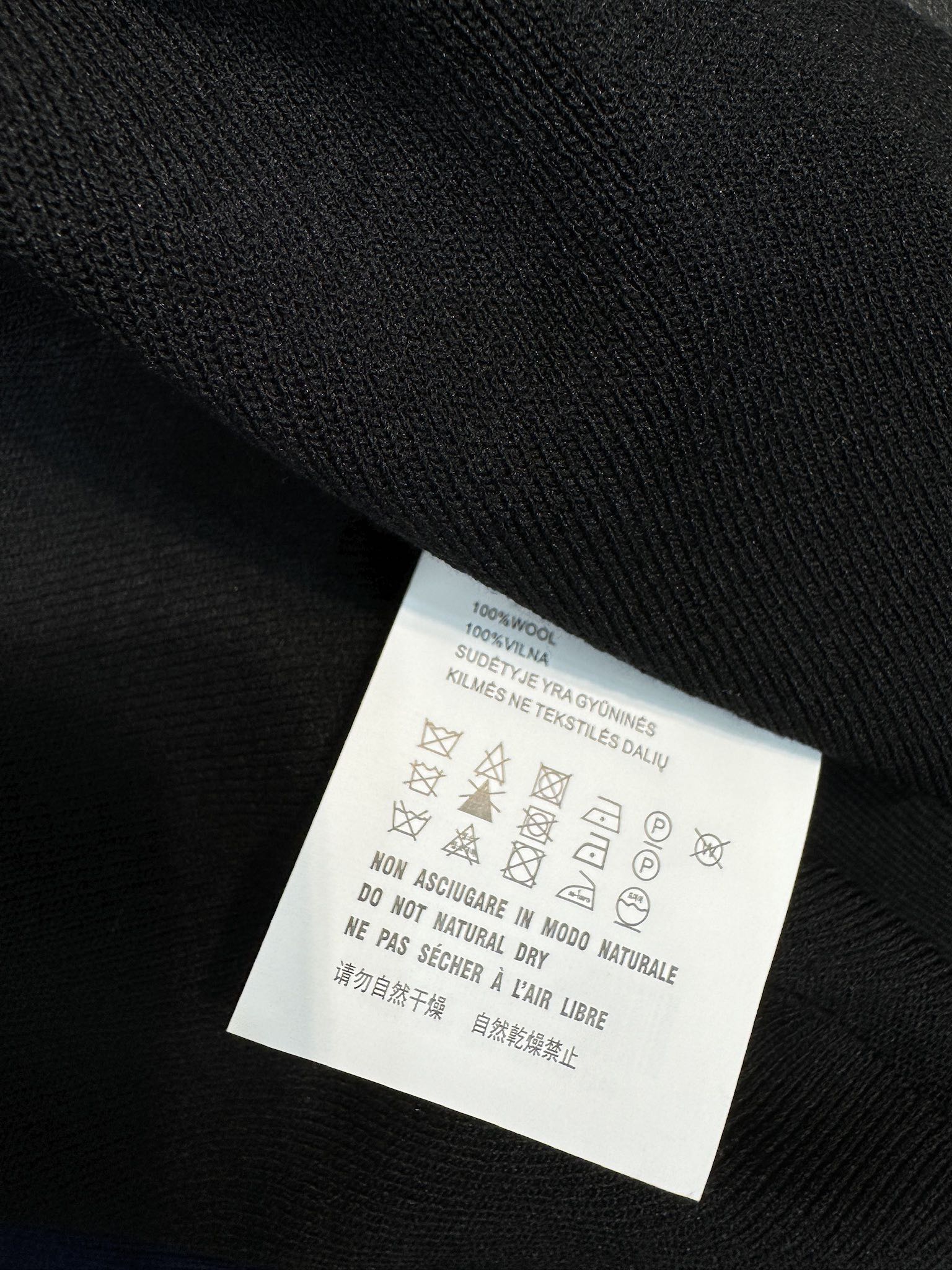 Жилет Miu Miu-2404 из плотной трикотажной ткани с объемной вышивкой бисером, черный.