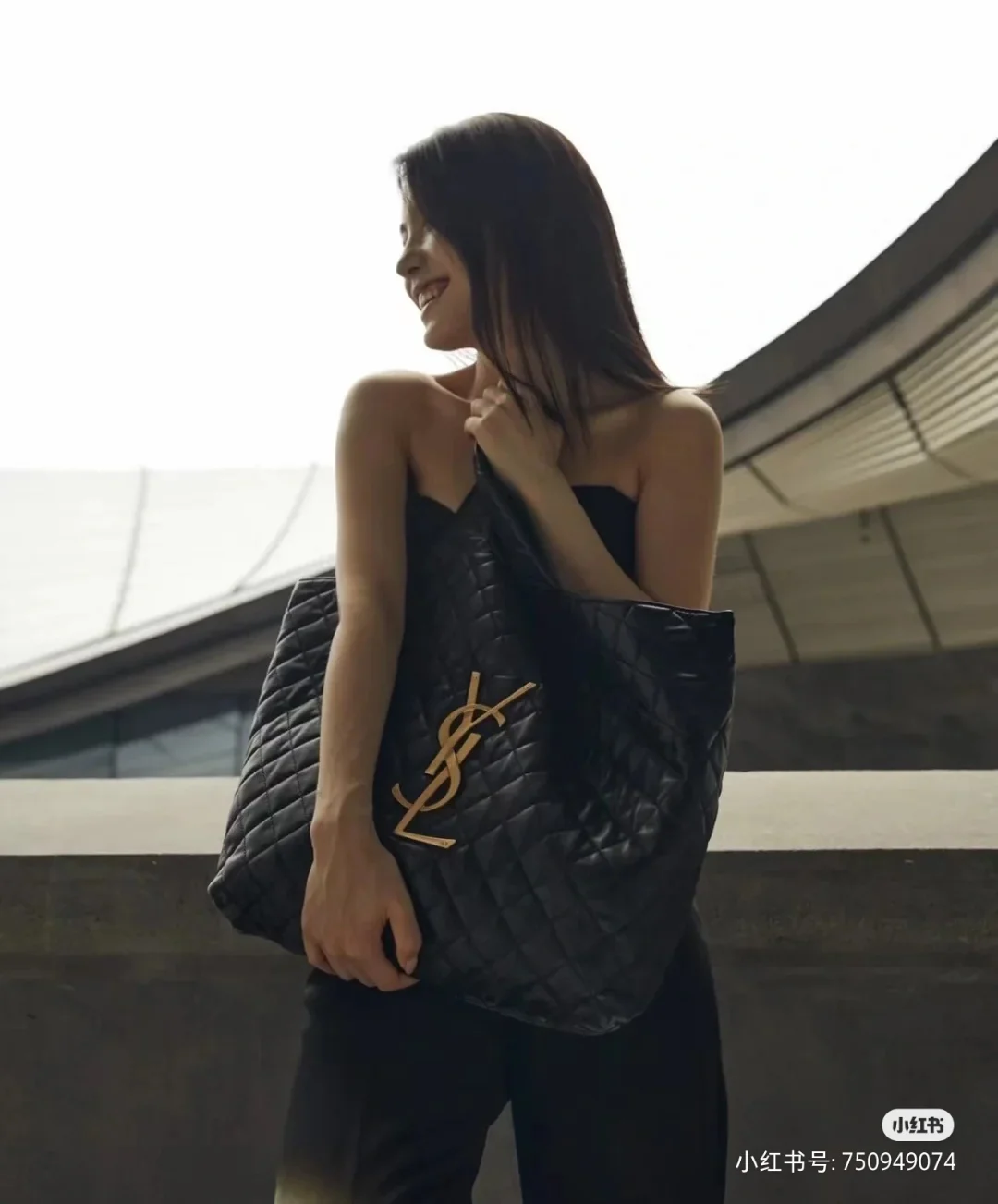 Сумка-тоут YSL Icarre — из овечьей кожи — черная с золотой фурнитурой — стиль Роуз (выбор Пак Чэ Ён) — фотографии в одежде