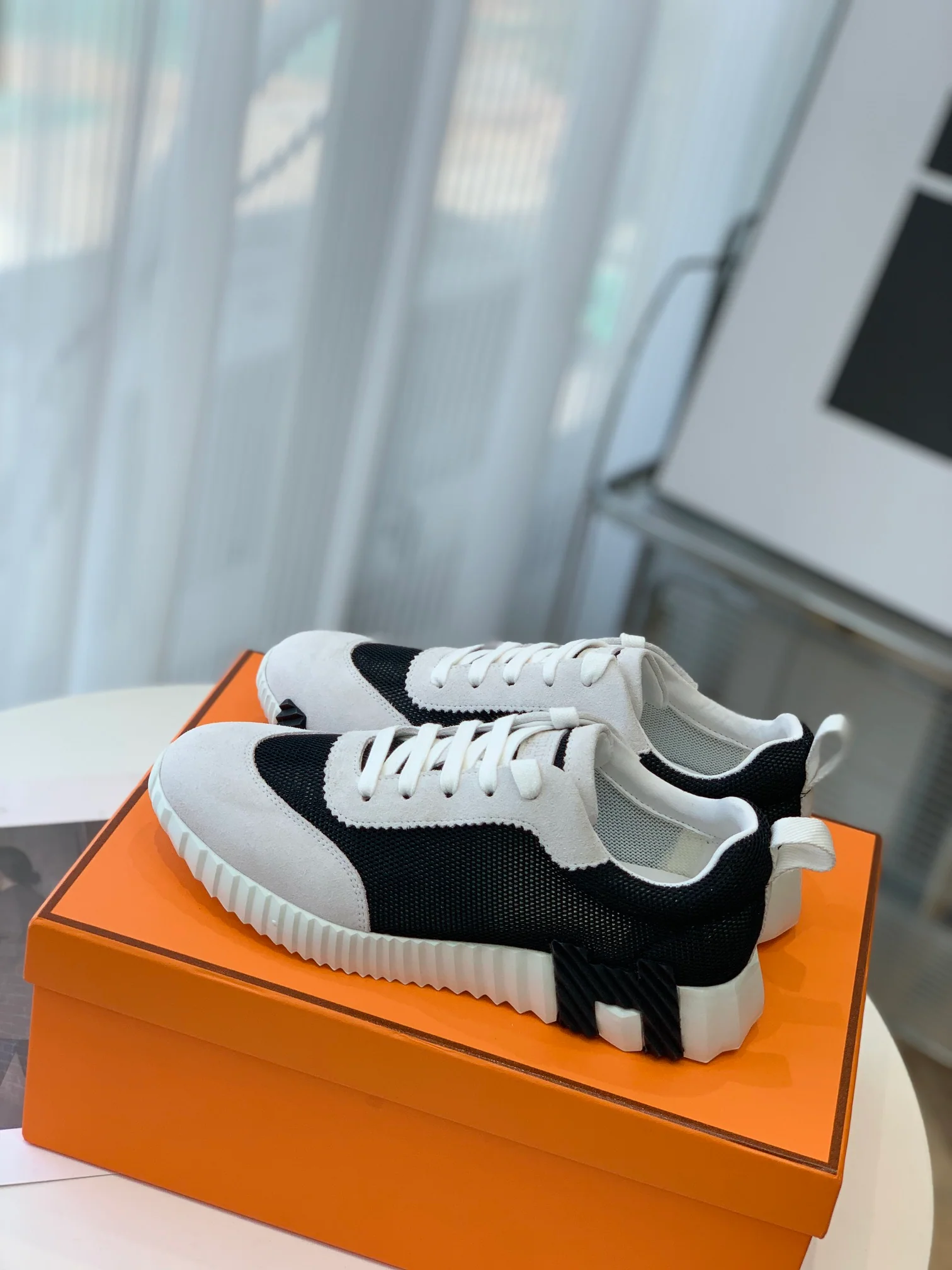 Новейшая модель Hermes 2023 года - кожаные кроссовки H - белые и черные