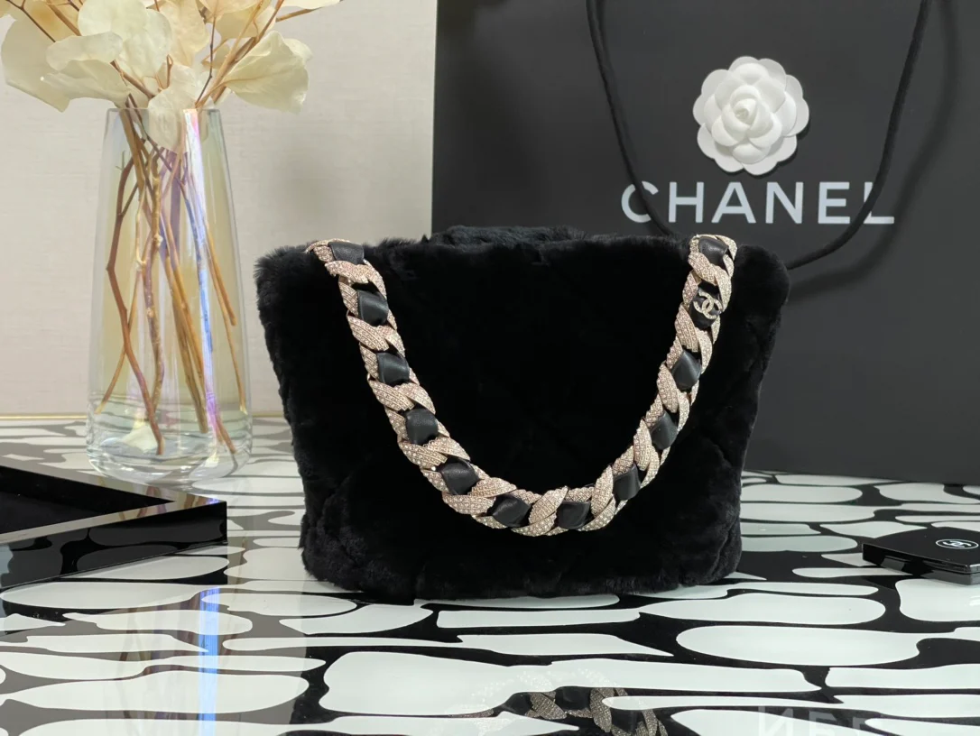 Сумка Chanel из овчины с цепочкой и бриллиантами - 1