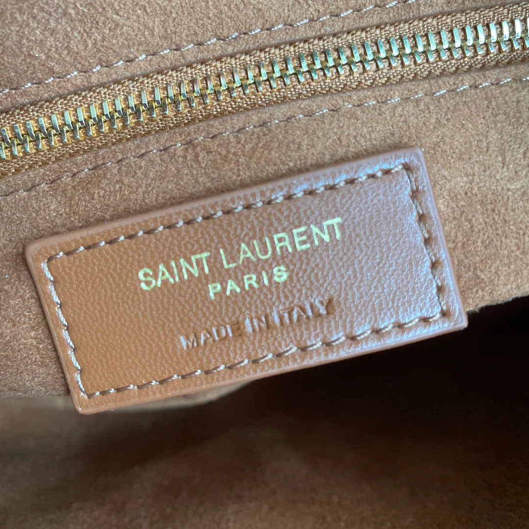 Сумка-седло YSL с вышивкой под крокодиловую кожу и золотой пряжкой.