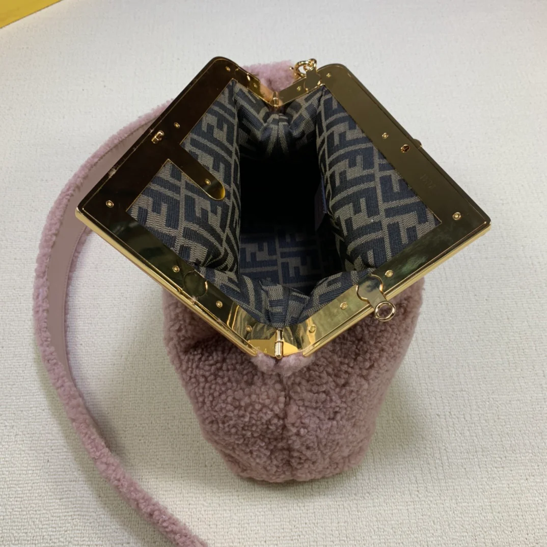 Средняя розовая шерстяная сумка Fendi-first