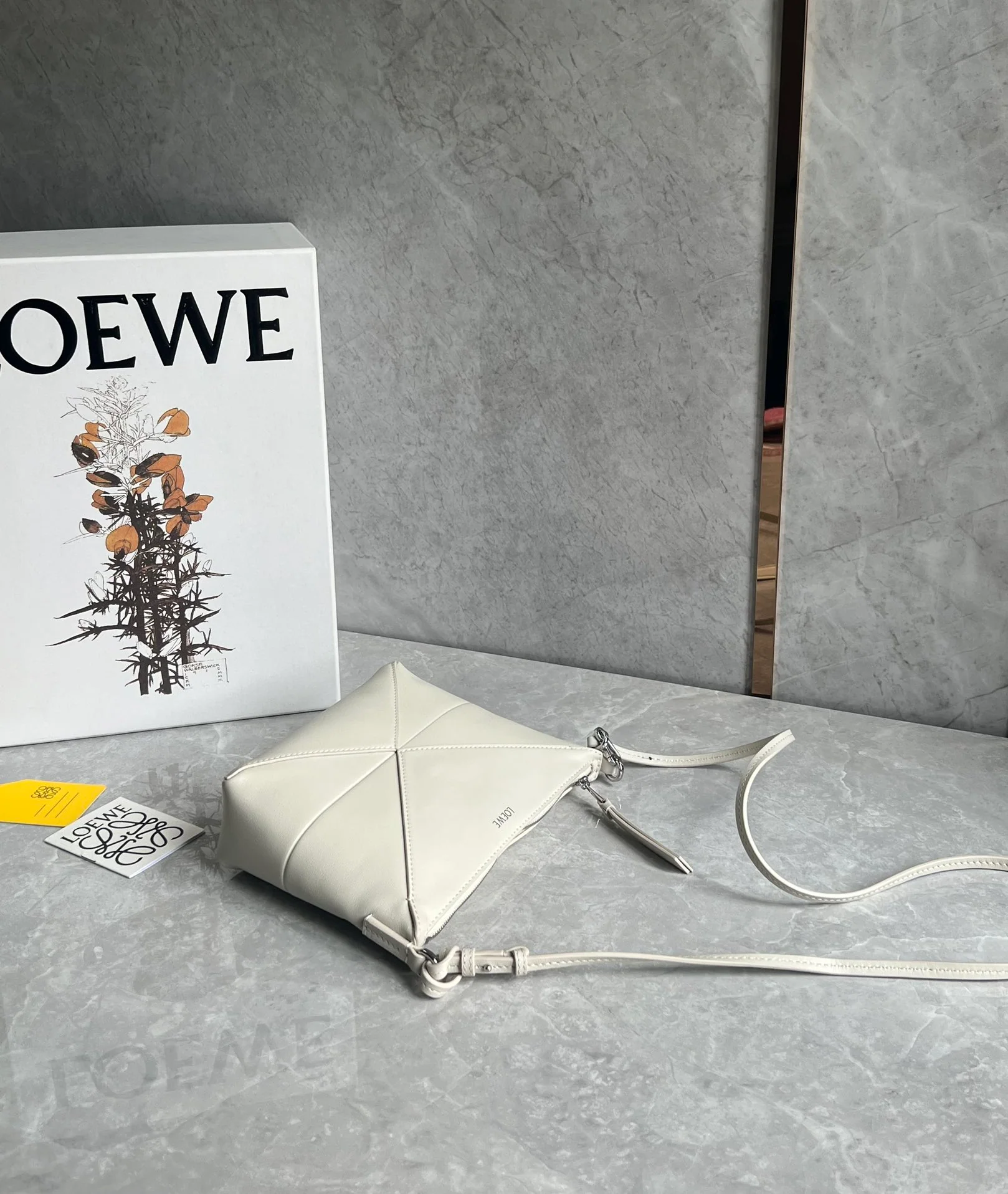 Сумка для маджонга Loewe Puzzle Fold Pouch – цвет слоновой кости.