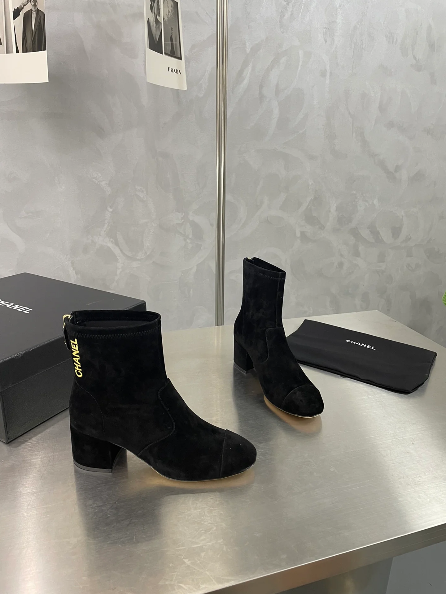 Ботильоны Chanel на массивном каблуке с острым носком - черные