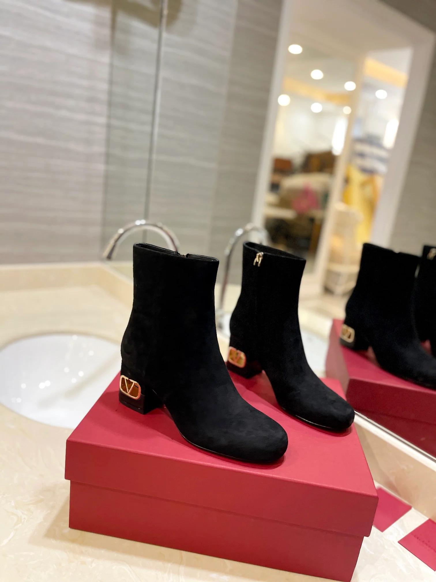 Новинка сезона осень/зима 2023 от Valentino - Ботильоны на массивном каблуке - Боковая молния - Черная замша