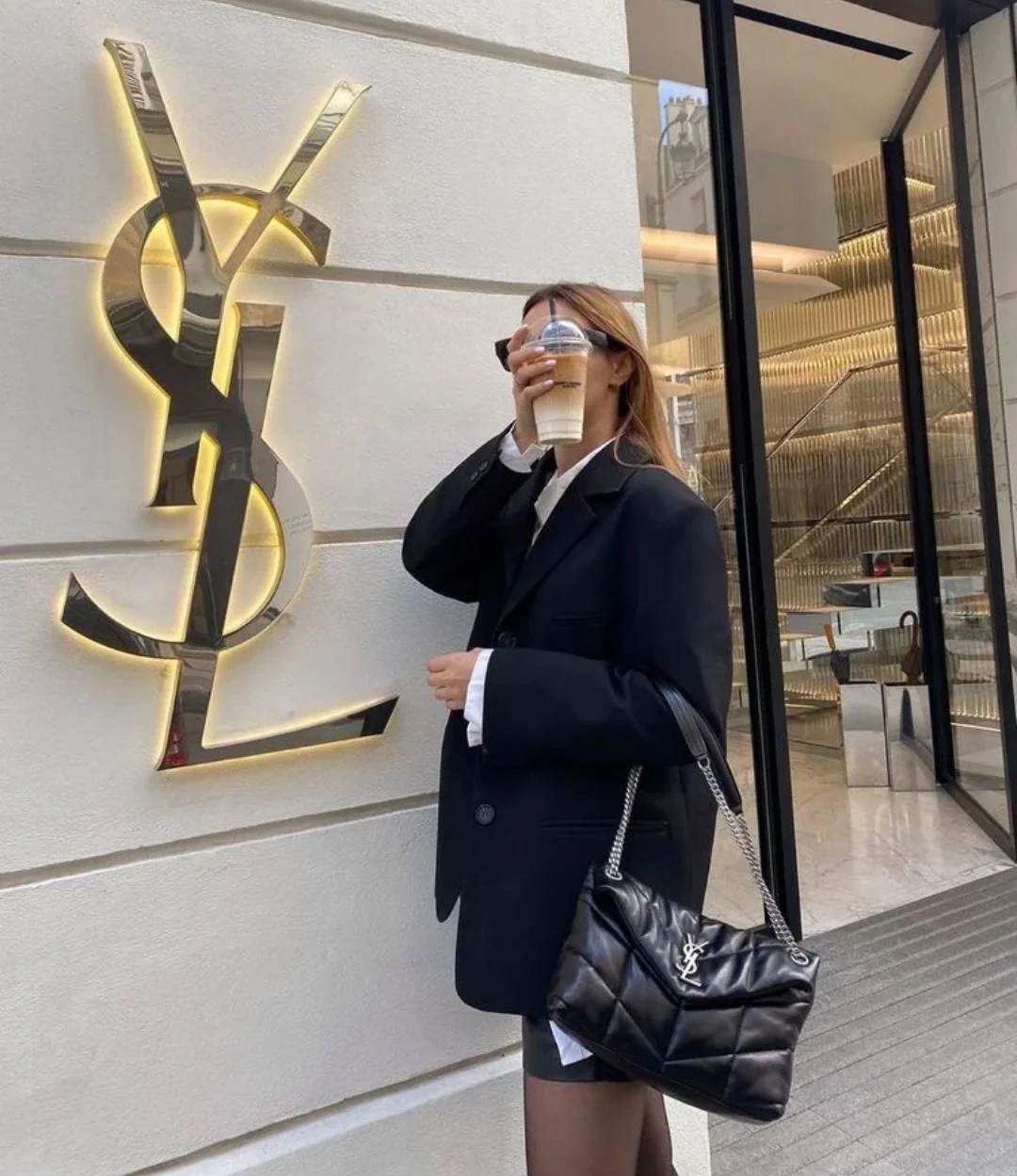 Пуховая сумка YSL Loulou Puffer 35 см из стеганой овечьей кожи цвета ?облако? — черная с серебристой фурнитурой.