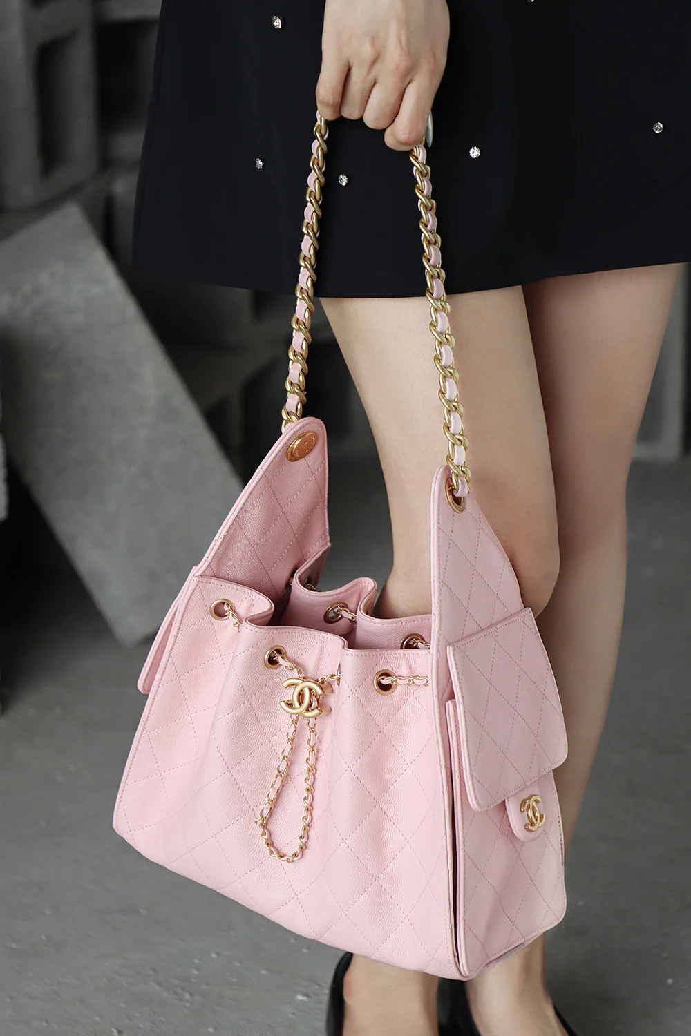 Сумка-хобо Chanel 25c Hippie, маленькая, розовая, с золотой пряжкой.