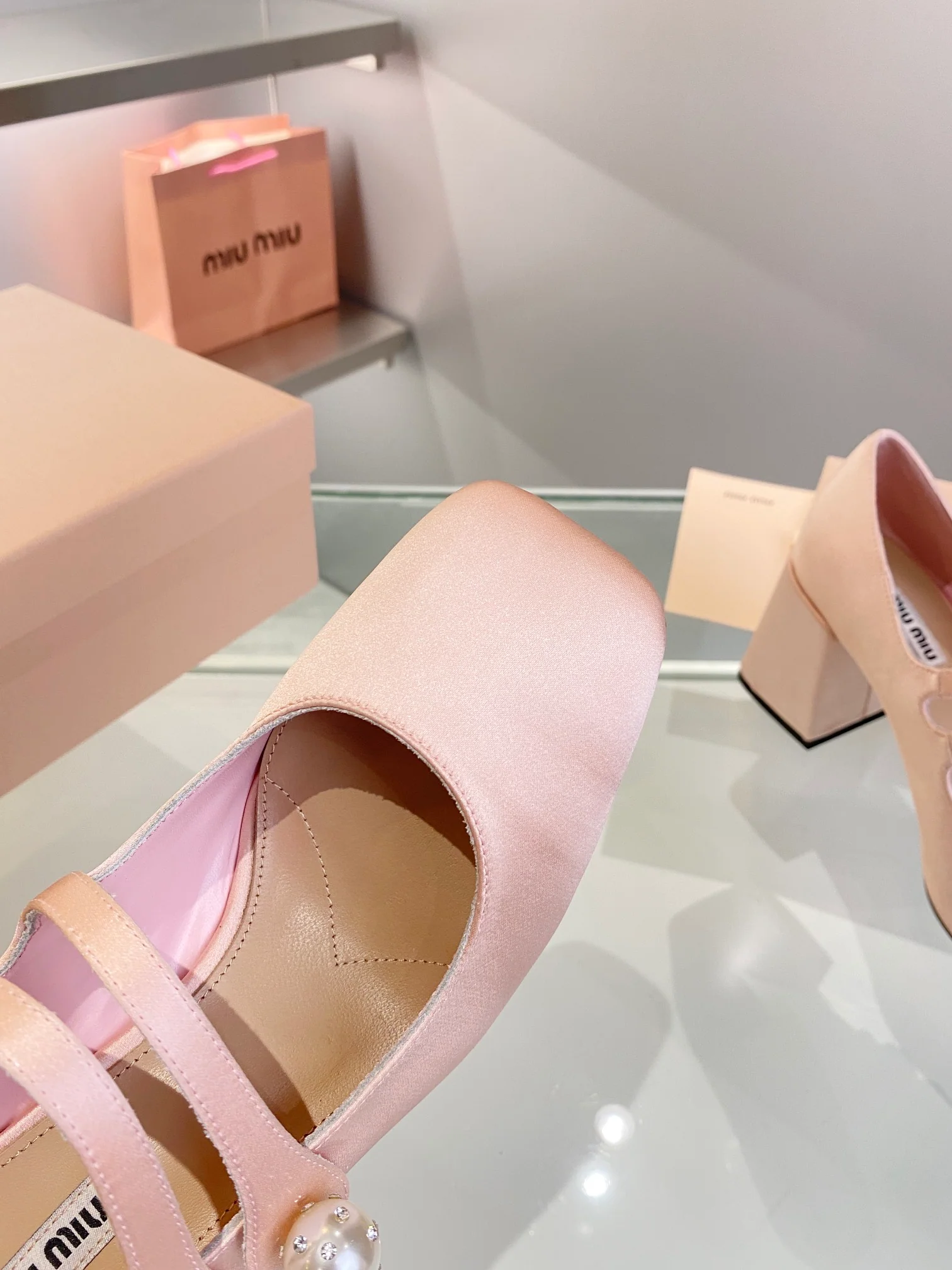 Новинка весны 2022 года от Miu Miu - Туфли на массивном каблуке - Розовые