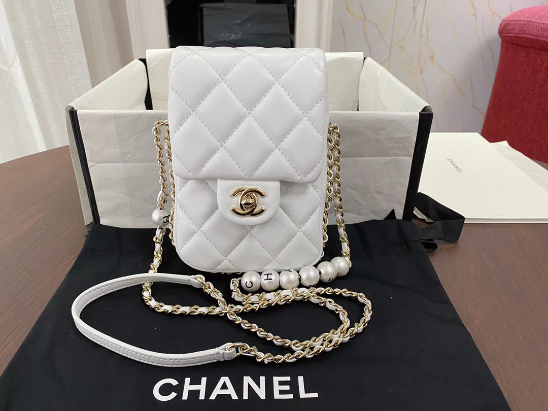 Сумка для телефона Chanel CF Pearl из коллекции Весна/Лето 2020 - белая.