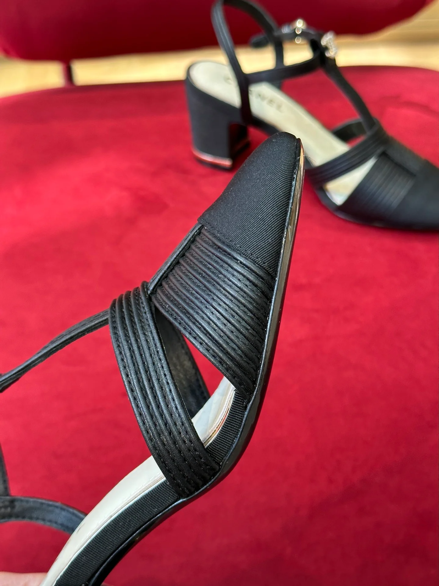 Новинка сезона весна/лето 2023 от Chanel — туфли на низком каблуке с лоскутным дизайном из овечьей кожи.