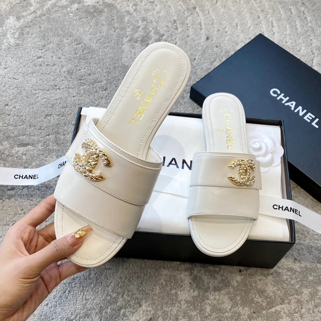 Новинка сезона весна/лето 2023 от Chanel - тапочки с двойной цепочкой и пряжкой - белые.