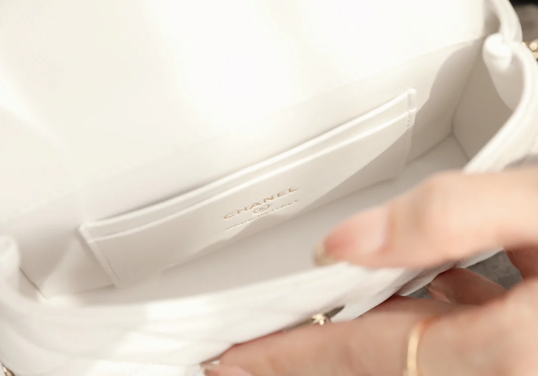 Сумка Chanel с цепочкой и клапаном — белая с фурнитурой из светлого золота.