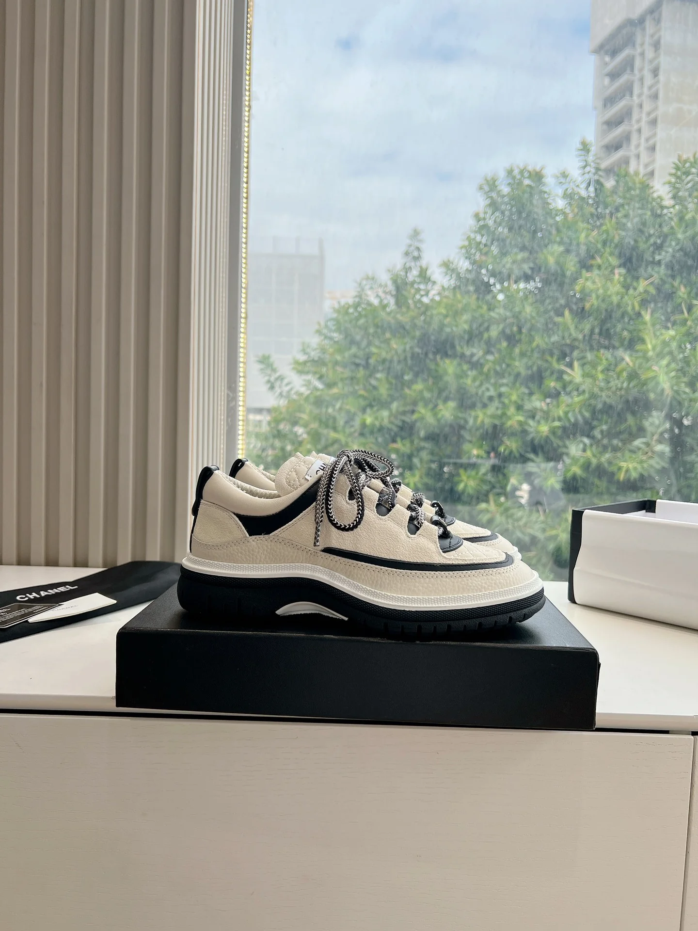 Повседневные туфли Chanel 2024 - белые - 1