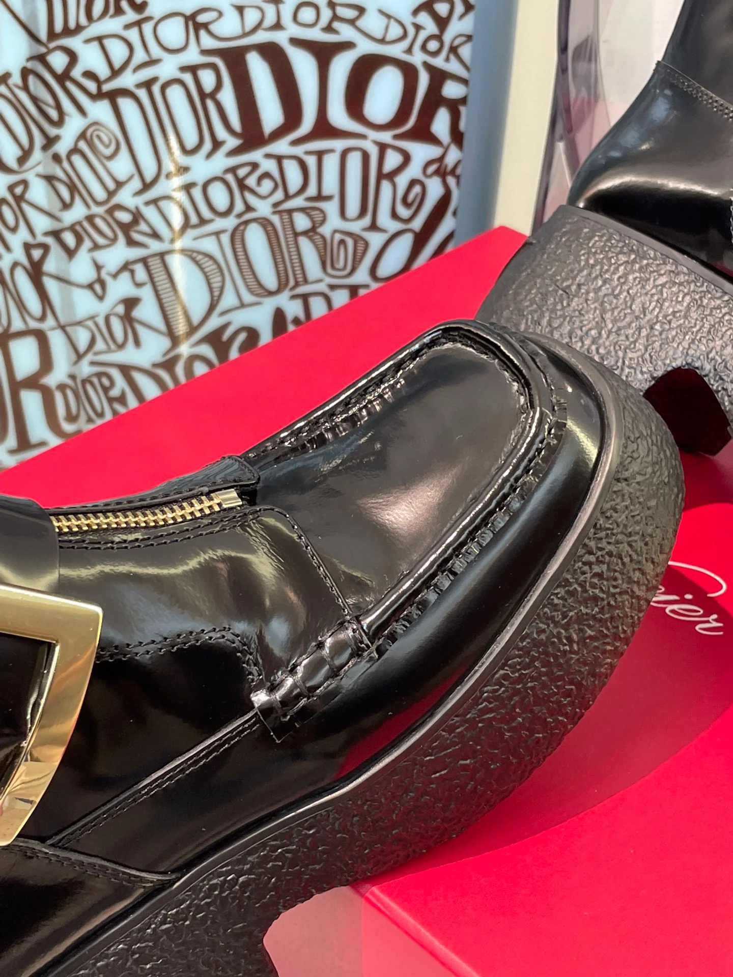 Кожаные ботинки на толстой подошве с застежкой-молнией и металлическими пряжками.