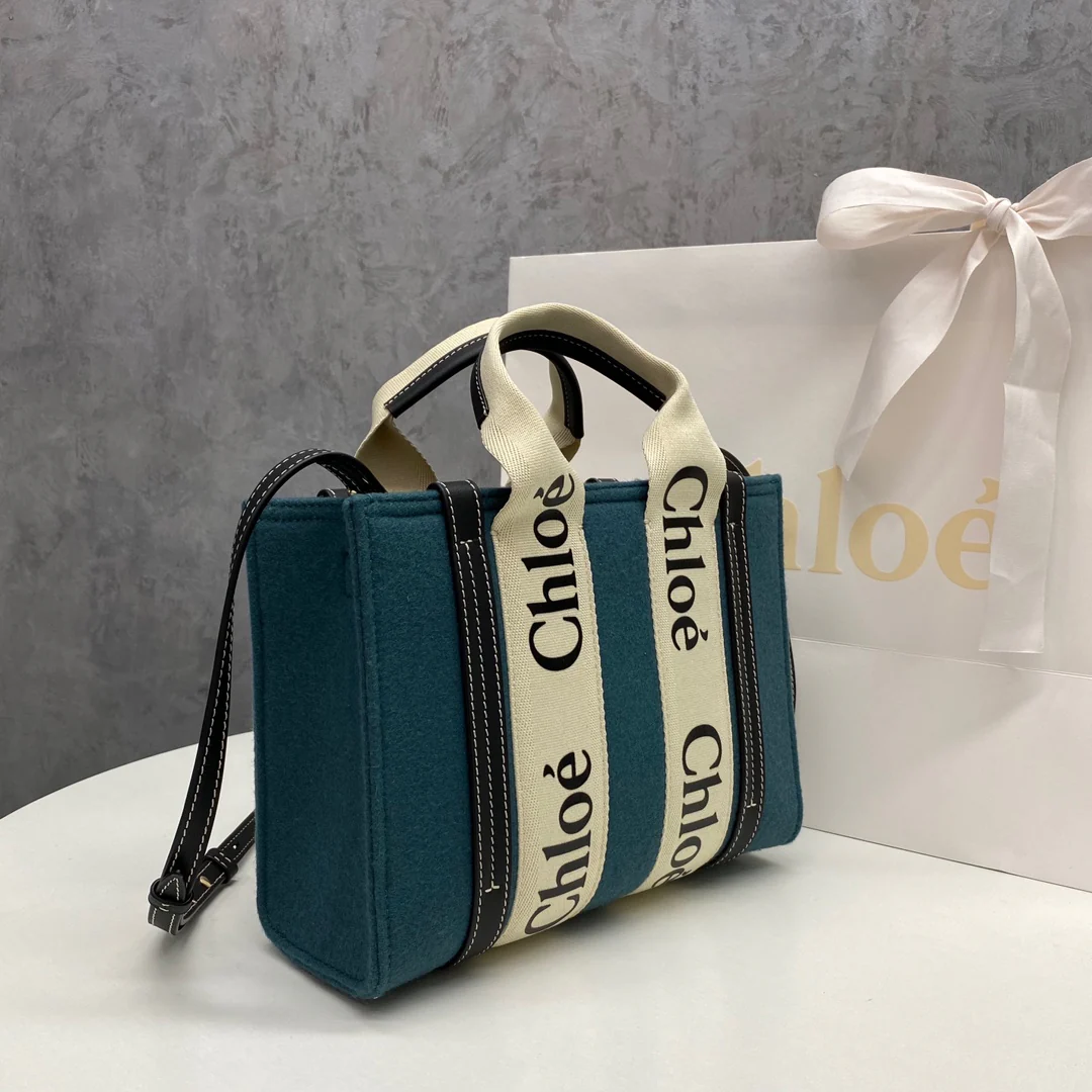 Сумка-тоут Chloe Woody, маленькая, бархатно-голубая.