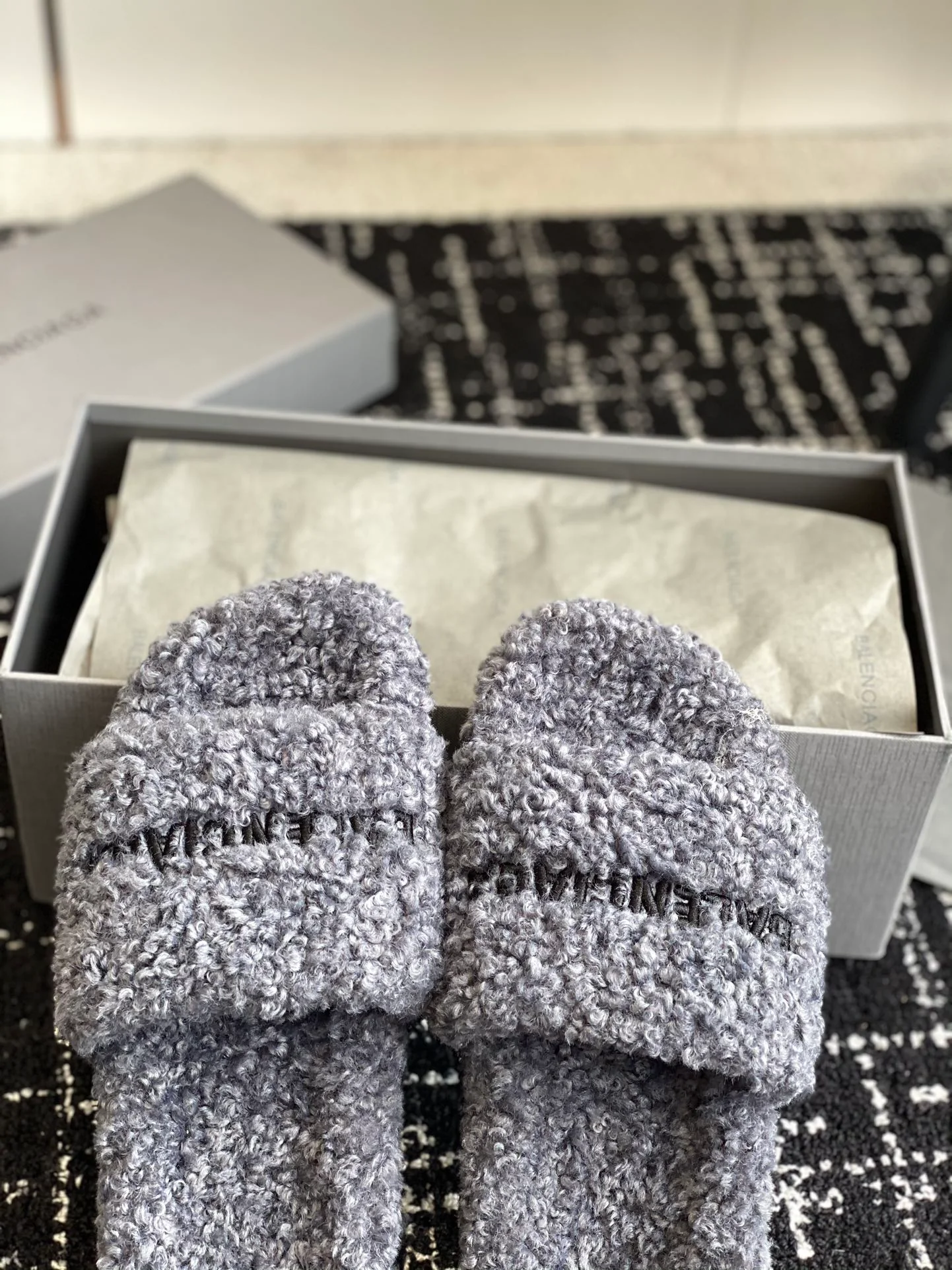 Новинка сезона осень/зима 2023 от Balenciaga - Меховые тапочки - Серые