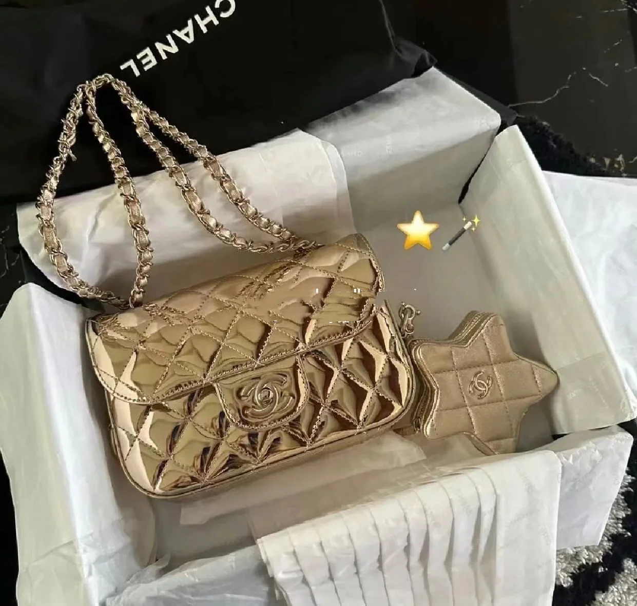 Весенняя коллекция Chanel 24c - Золотой кошелек для монет со звездным узором