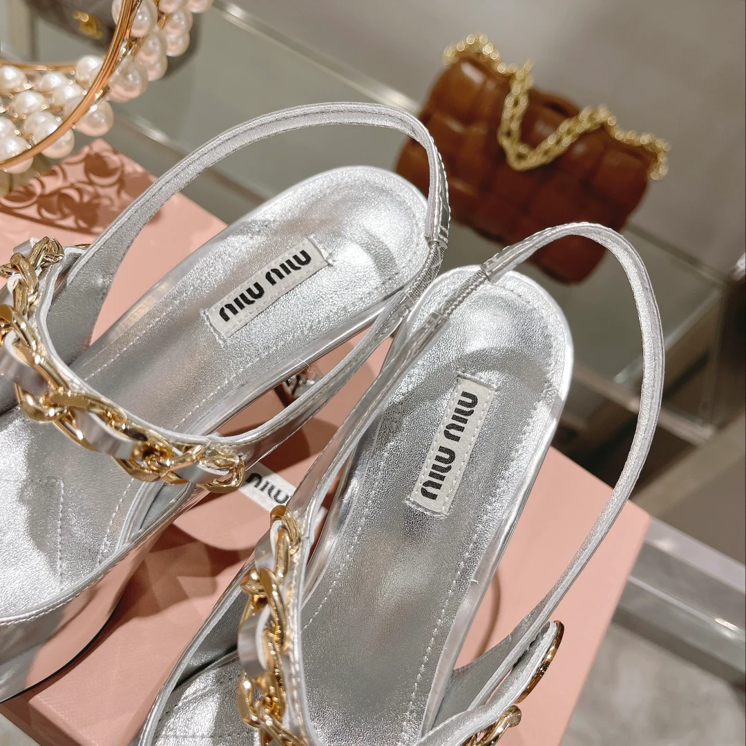 Новинка осенне-зимней коллекции Miu Miu 2022 — туфли на высоком каблуке с острым носком и вырезом на пятке — серебристые.