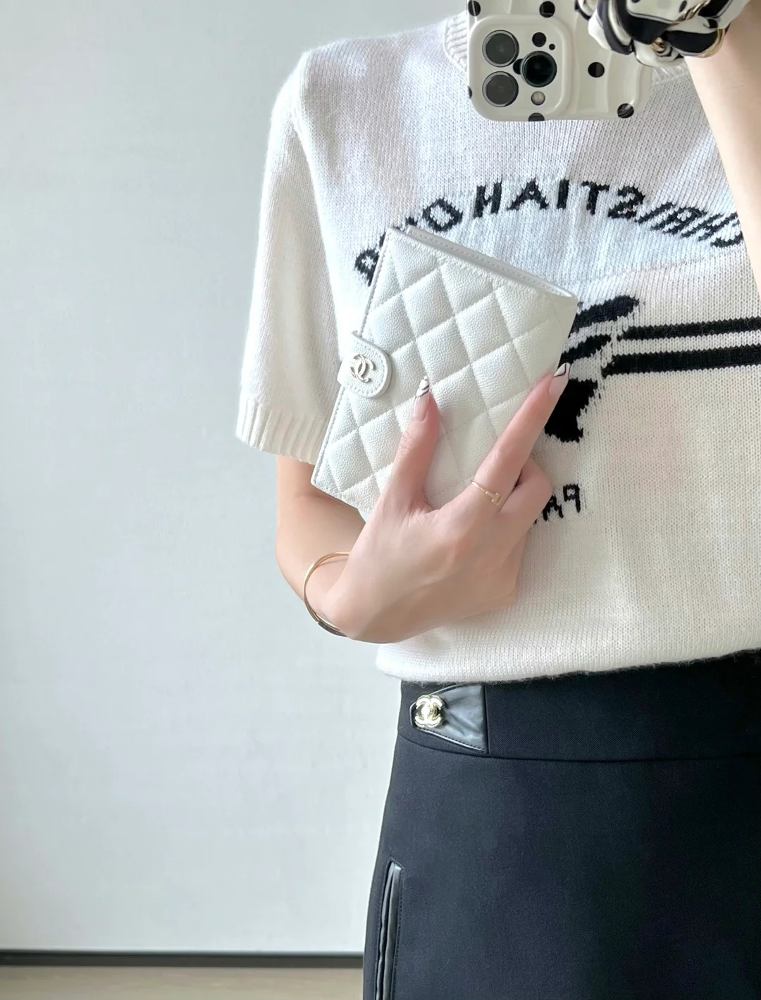 Chanel - телячья кожа 25 карат с пряжкой из белого и светлого золота.