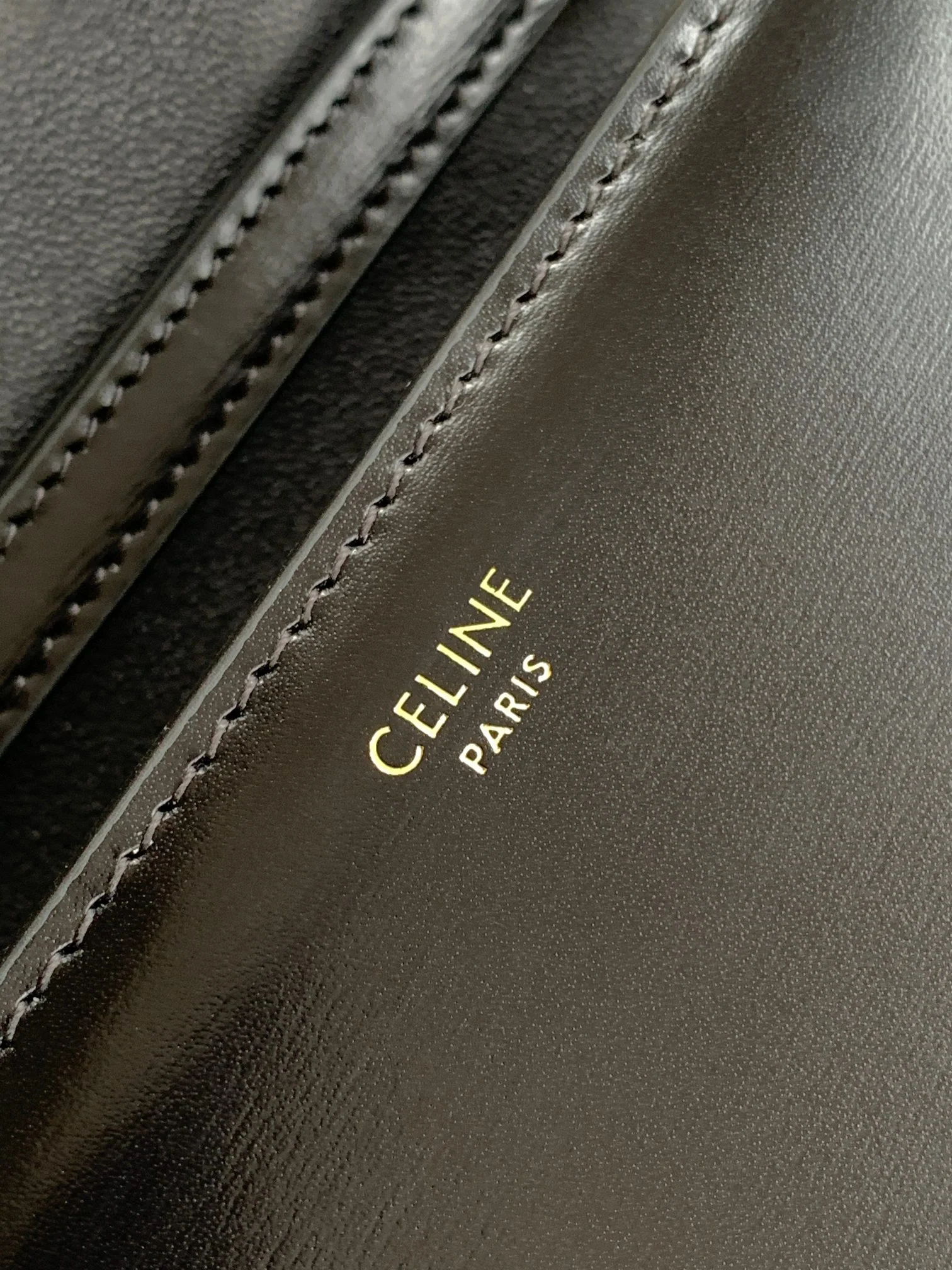 Сумка Celine Soir Triomphe WOC из кожи с цепочкой, осень/зима 2023, черная.