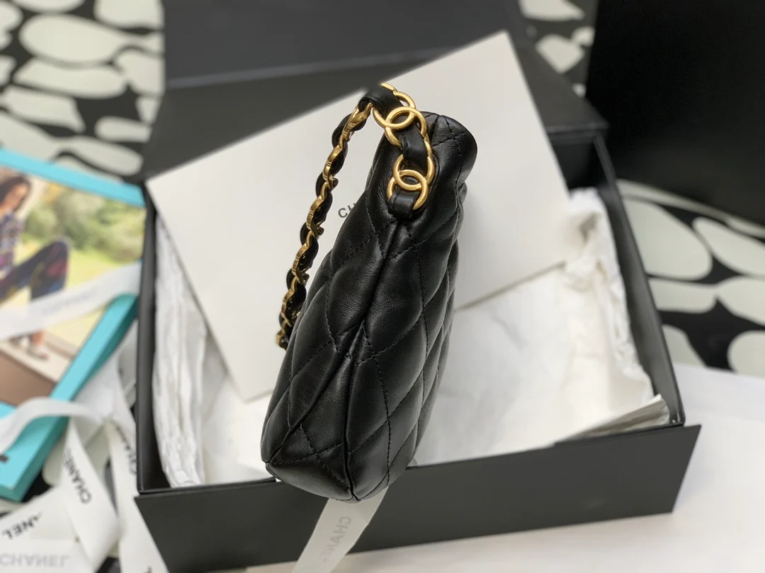 Сумка-хобо Chanel 2022 года, черная.