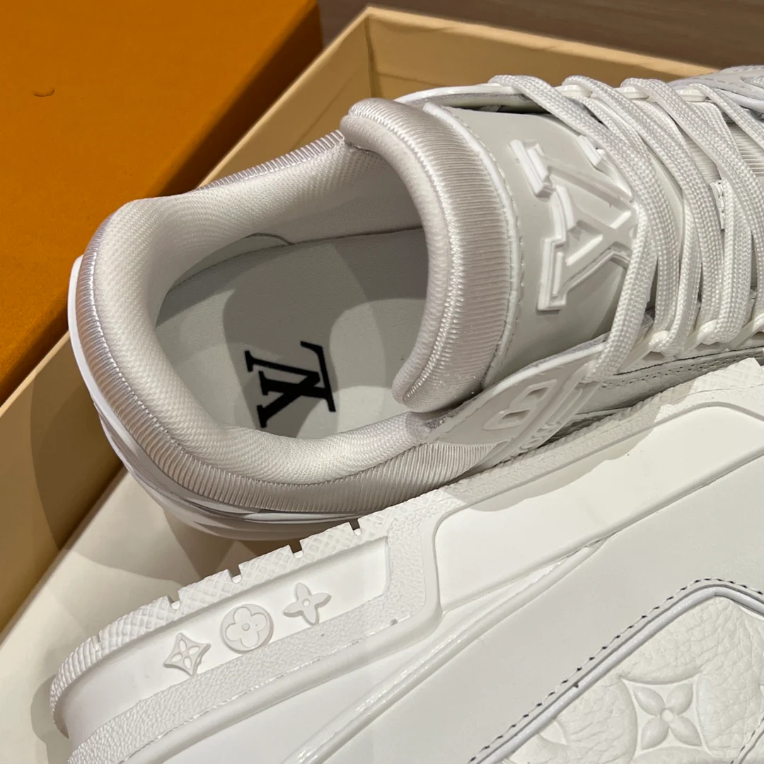 Повседневные кроссовки LV Trainer - белые с тиснением