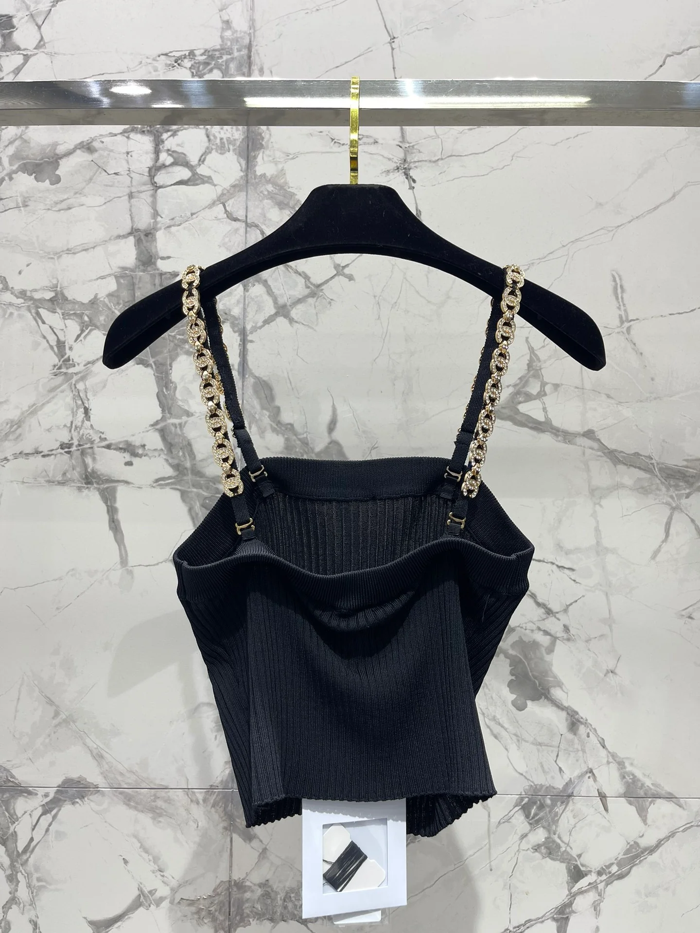 Chanel 2403-24 Летняя новинка: вязаная кофточка ручной работы с цепочкой, стильная и универсальная – черная