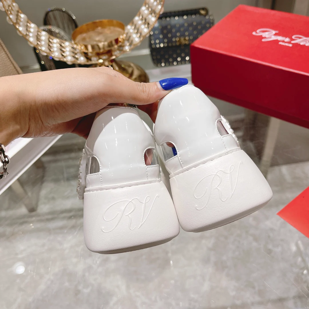 Обувь для автодомов - белые кроссовки