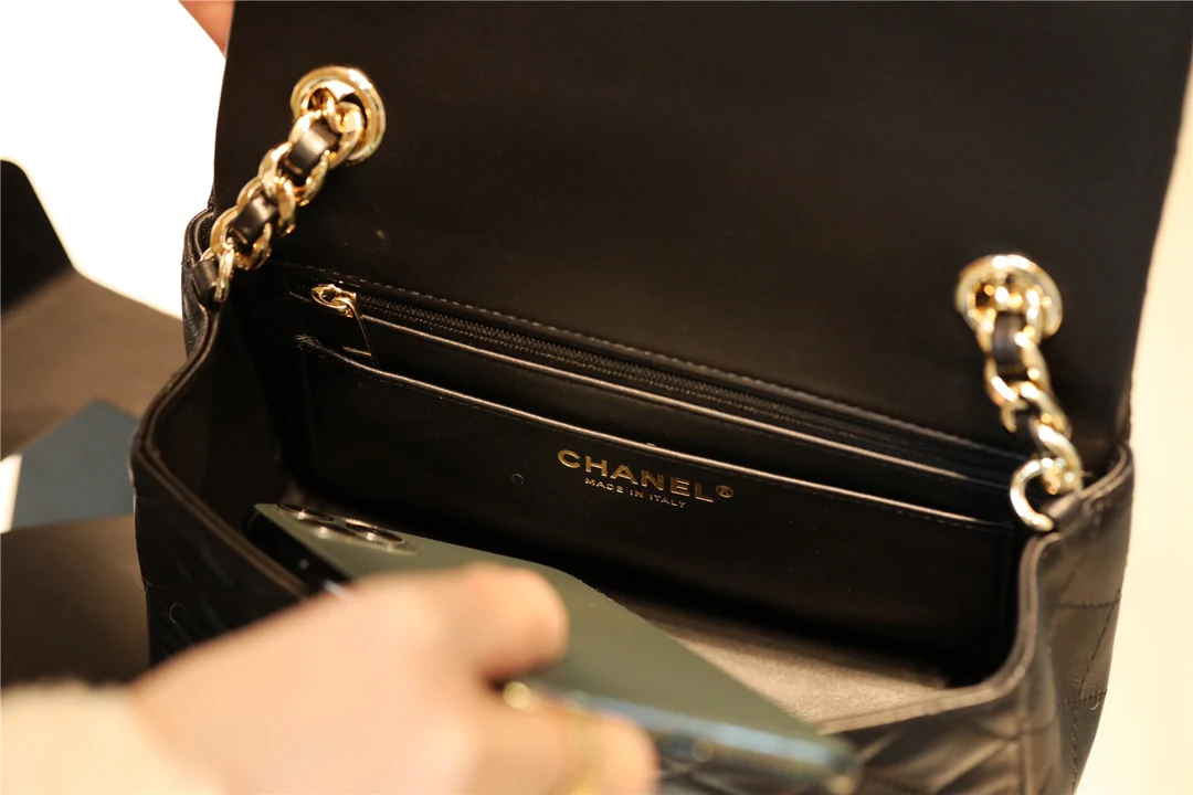 Миниатюрный кулон-значок Chanel CF