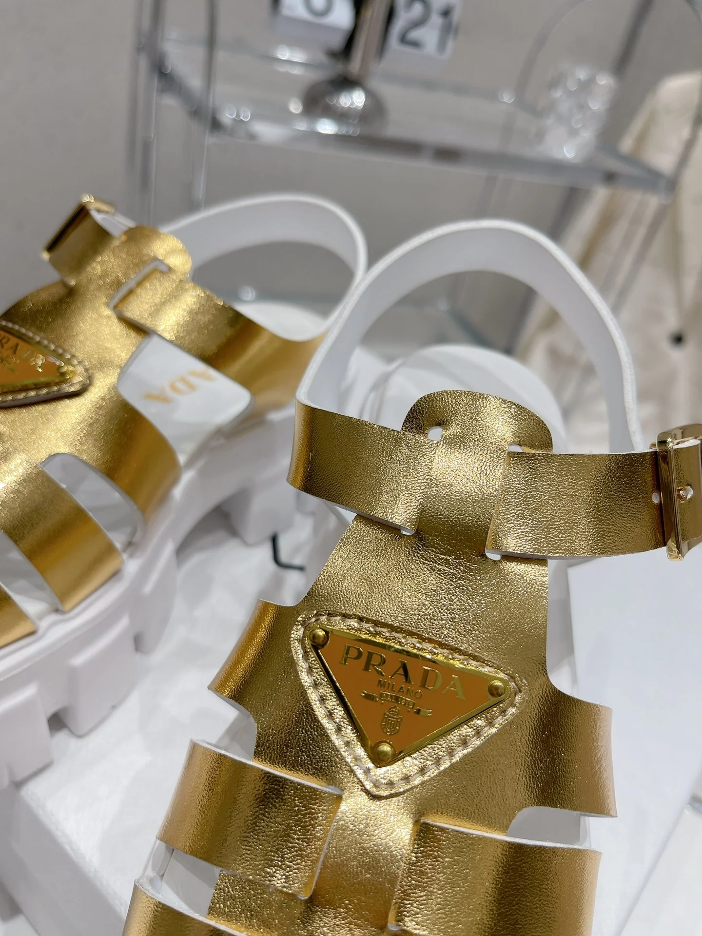 Новинка сезона весна/лето 2022 от Prada - Сандалии на платформе - Серебристые