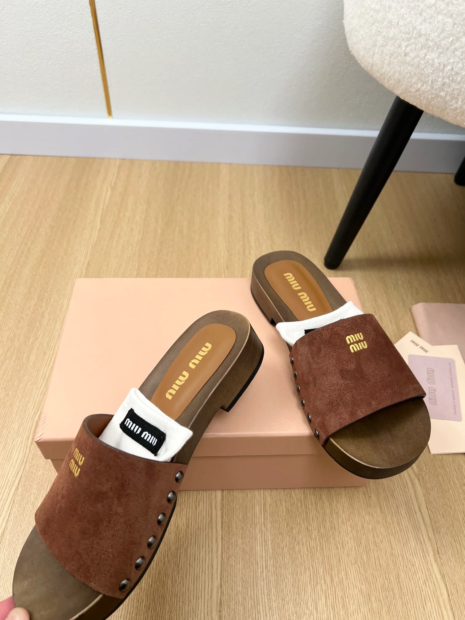 Замшевые деревянные тапочки Miu Miu 2024 - темно-коричневые