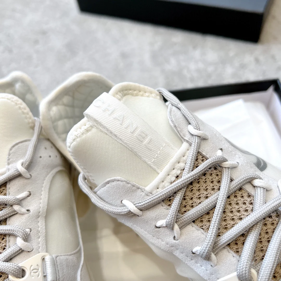 Новые поступления коллекции Chanel Весна/Лето 2023 - Кроссовки - Белые - 1