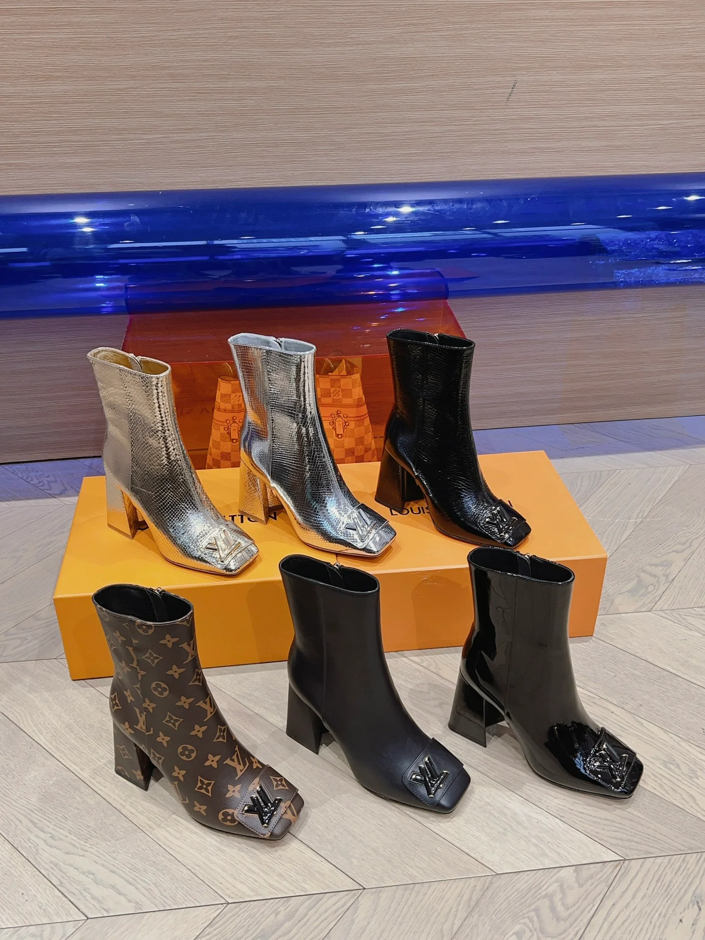 Новинка сезона осень/зима 2023 от LV — ботильоны с подиума — ботильоны на массивном высоком каблуке — матовый черный