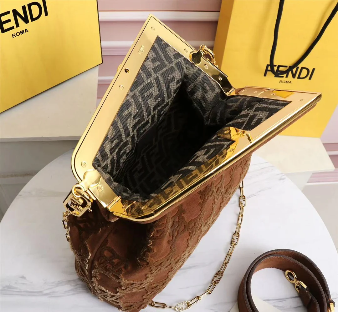 Сумка Fendi First Medium из коричневой замши - 1 шт.